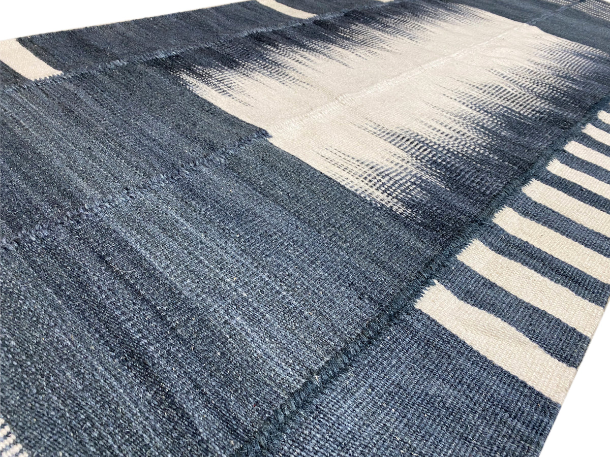Kelim-Teppich Oberfläche dunkelblau mit beigem Mittelmotiv und abgesetzten Streifen, 200x80 cm