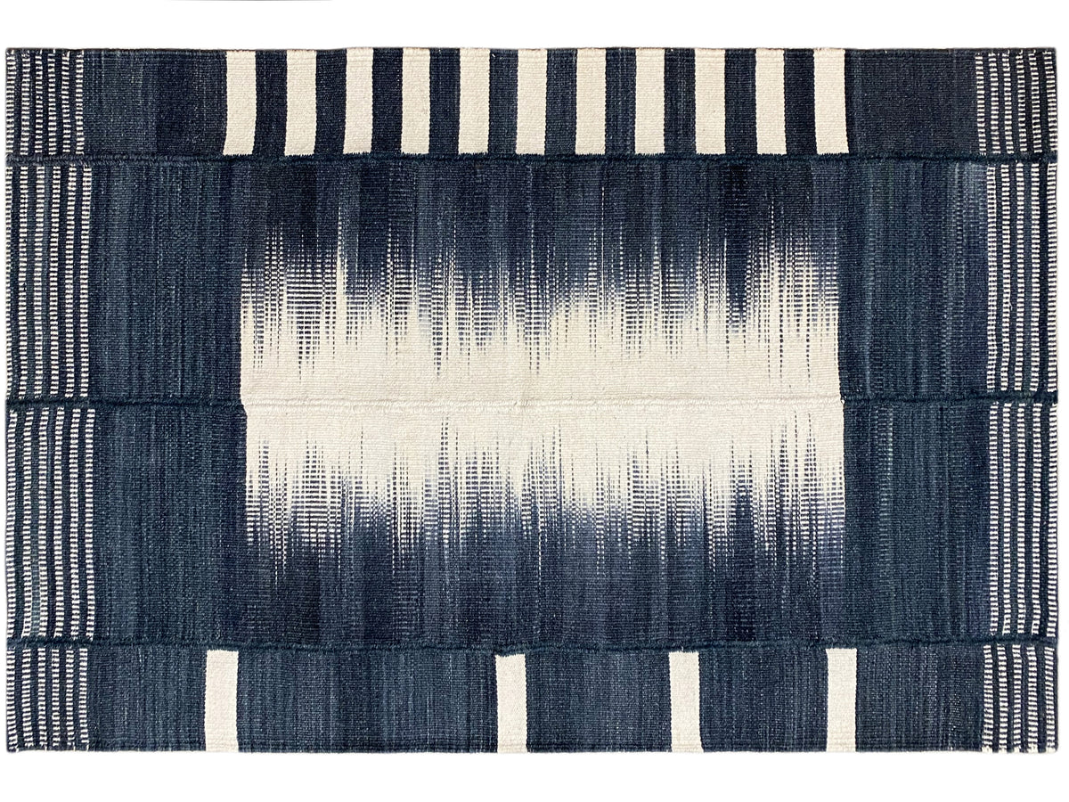 Kelim-Teppich 150x100 cm mit hellem Mittelstreifen und dunkelblauen Streifenrändern