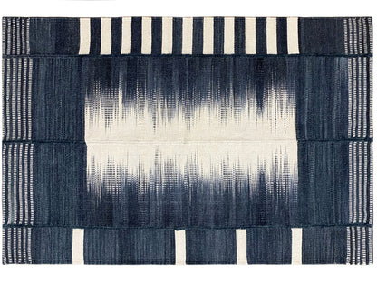 Kelim-Teppich 150x100 cm mit hellem Mittelstreifen und dunkelblauen Streifenrändern