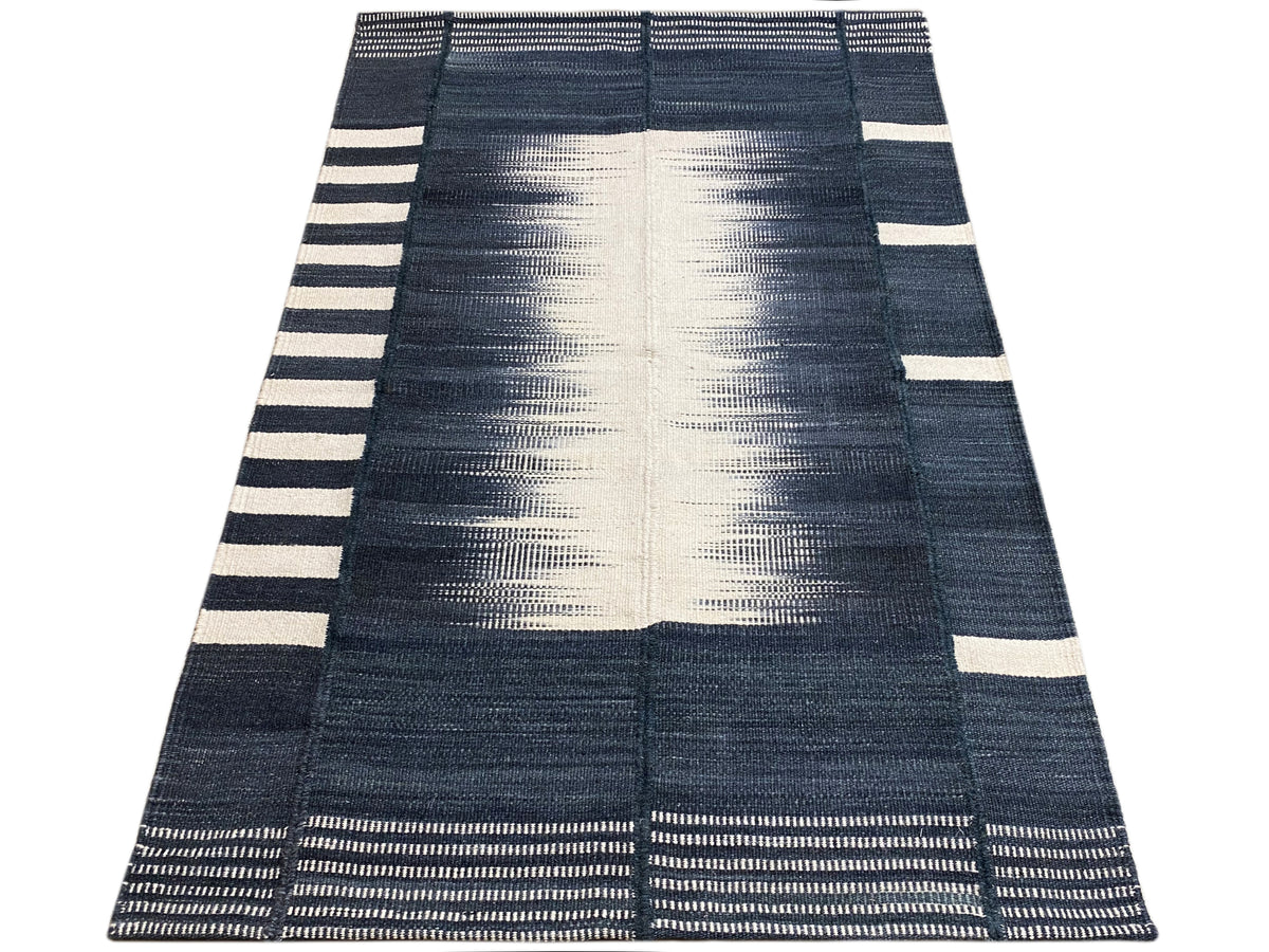 Kelim-Teppich 150x100 cm dunkelblau mit weiß-beigen Streifen im Rahmen