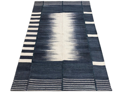 Kelim-Teppich 150x100 cm dunkelblau mit weiß-beigen Streifen im Rahmen