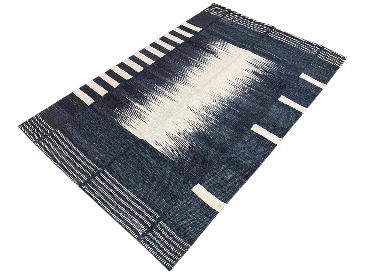 Kelim-Teppich 150x100 cm dunkelblau mit hellem Band und Streifenrand
