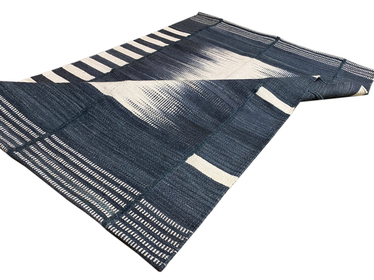 Kelim-Teppich 150x100 cm dunkelblau mit hellem Mittelstreifen und Streifenfeldern