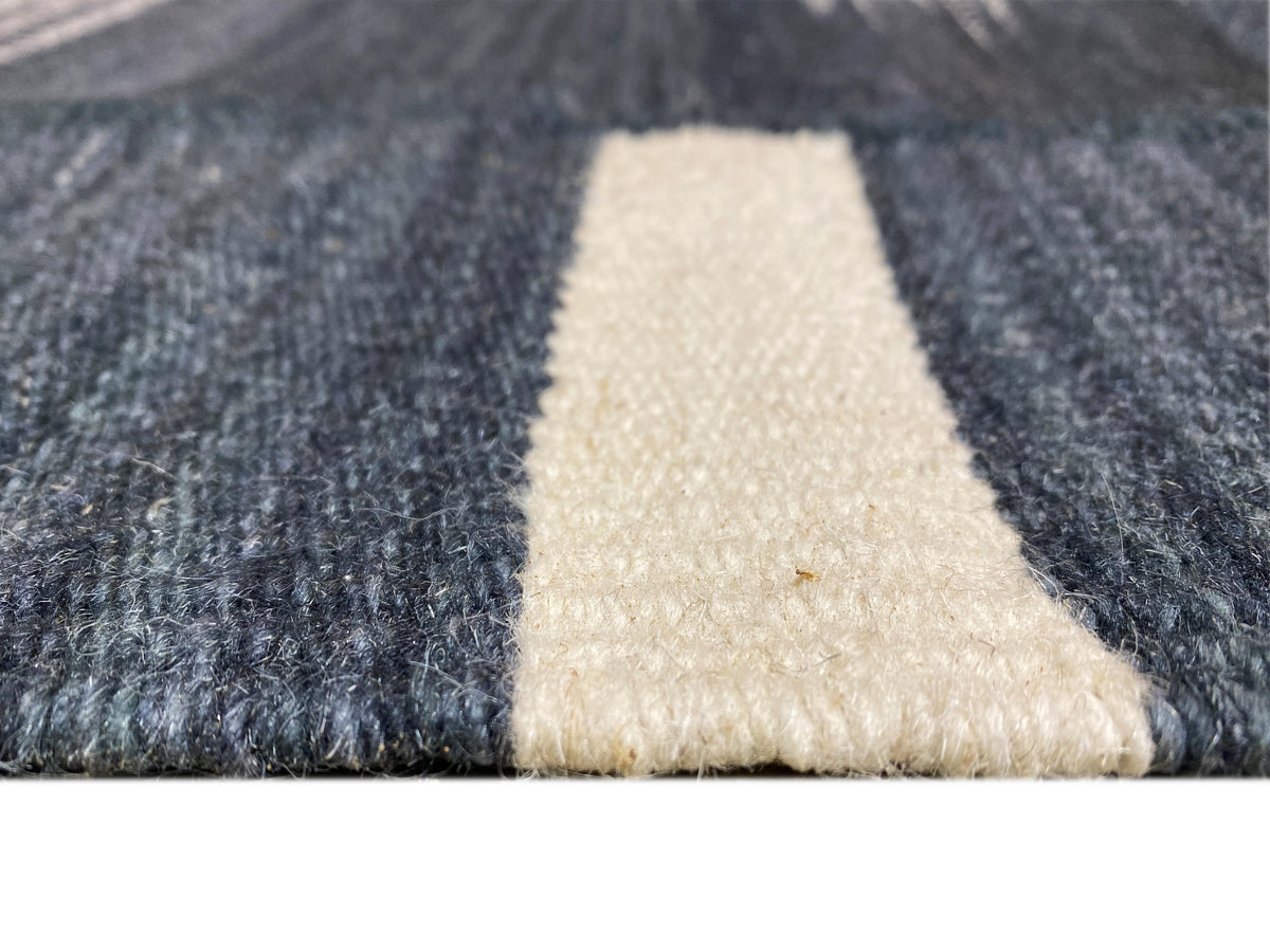 Kelim-Teppich Eckdetail: dunkelblau mit beigem Dreieck und gewebter Kante