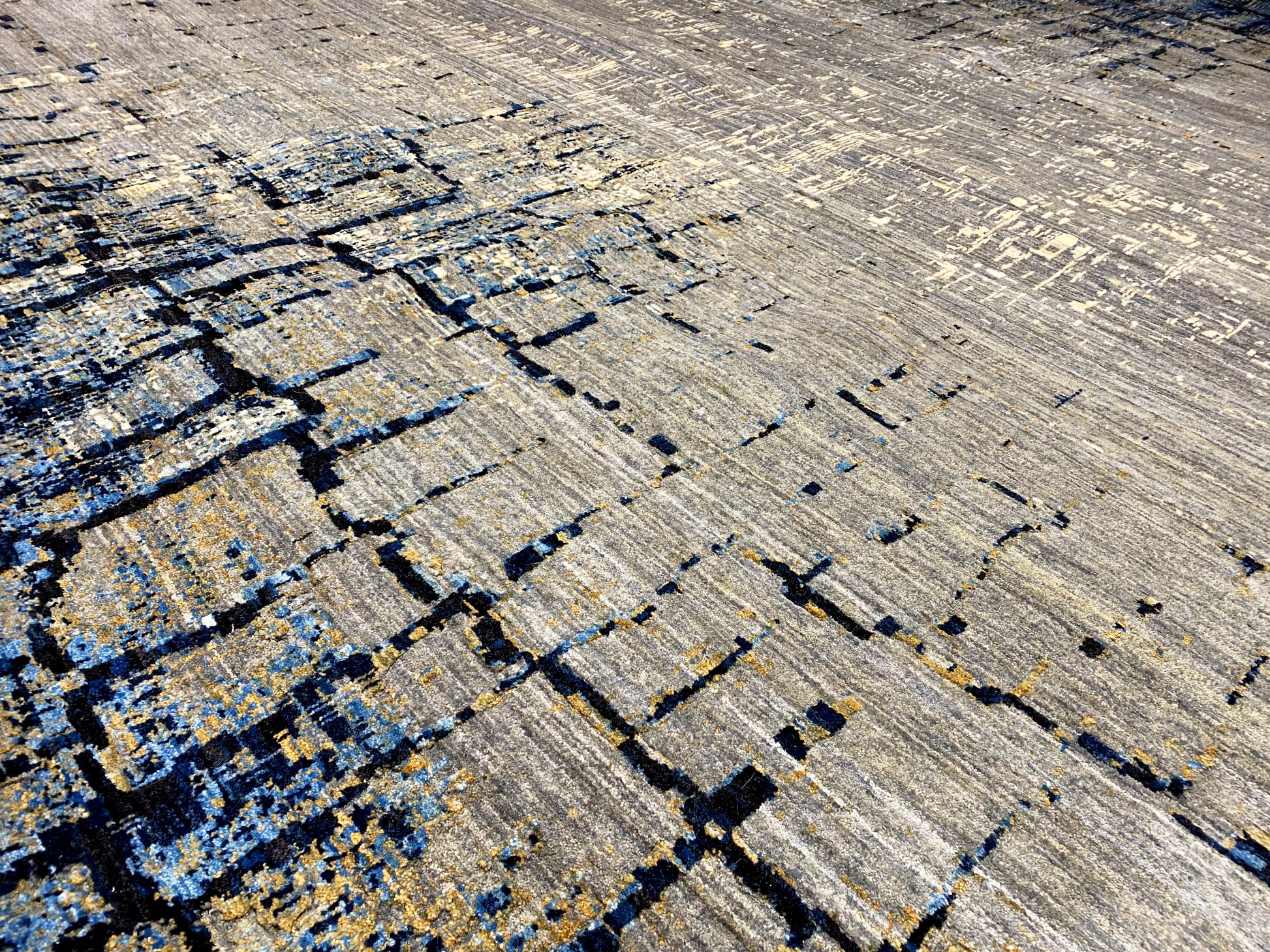 Zeitloser Wohnteppich aus handversponnener Wolle