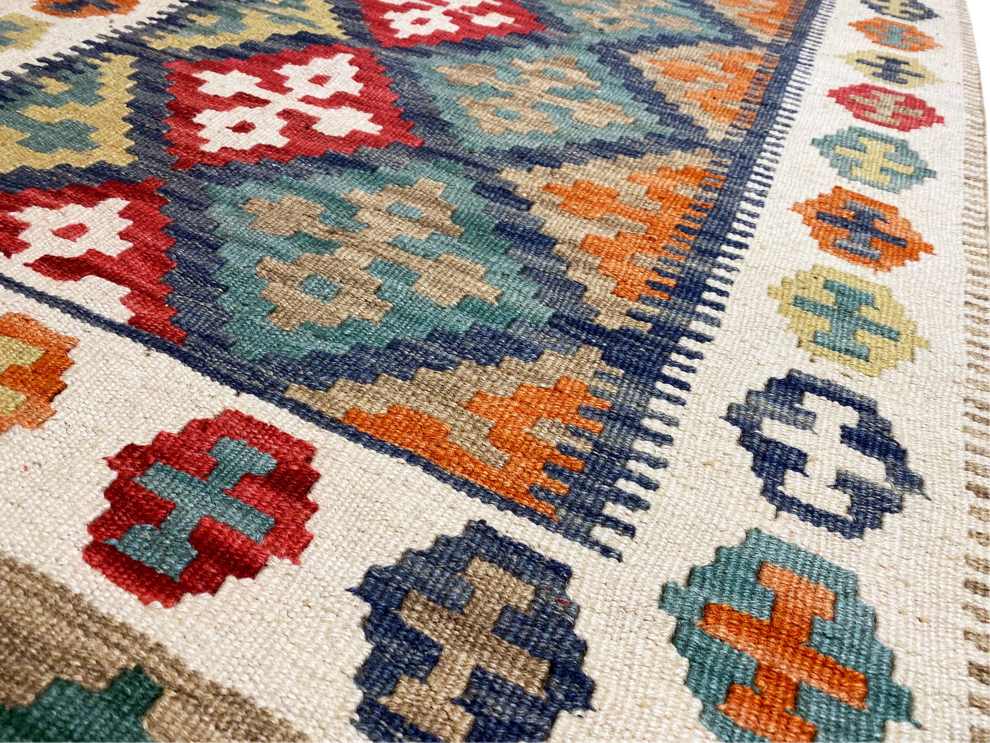 Orientalischer Kelim Teppich in Grün mit traditionellen Symbolen