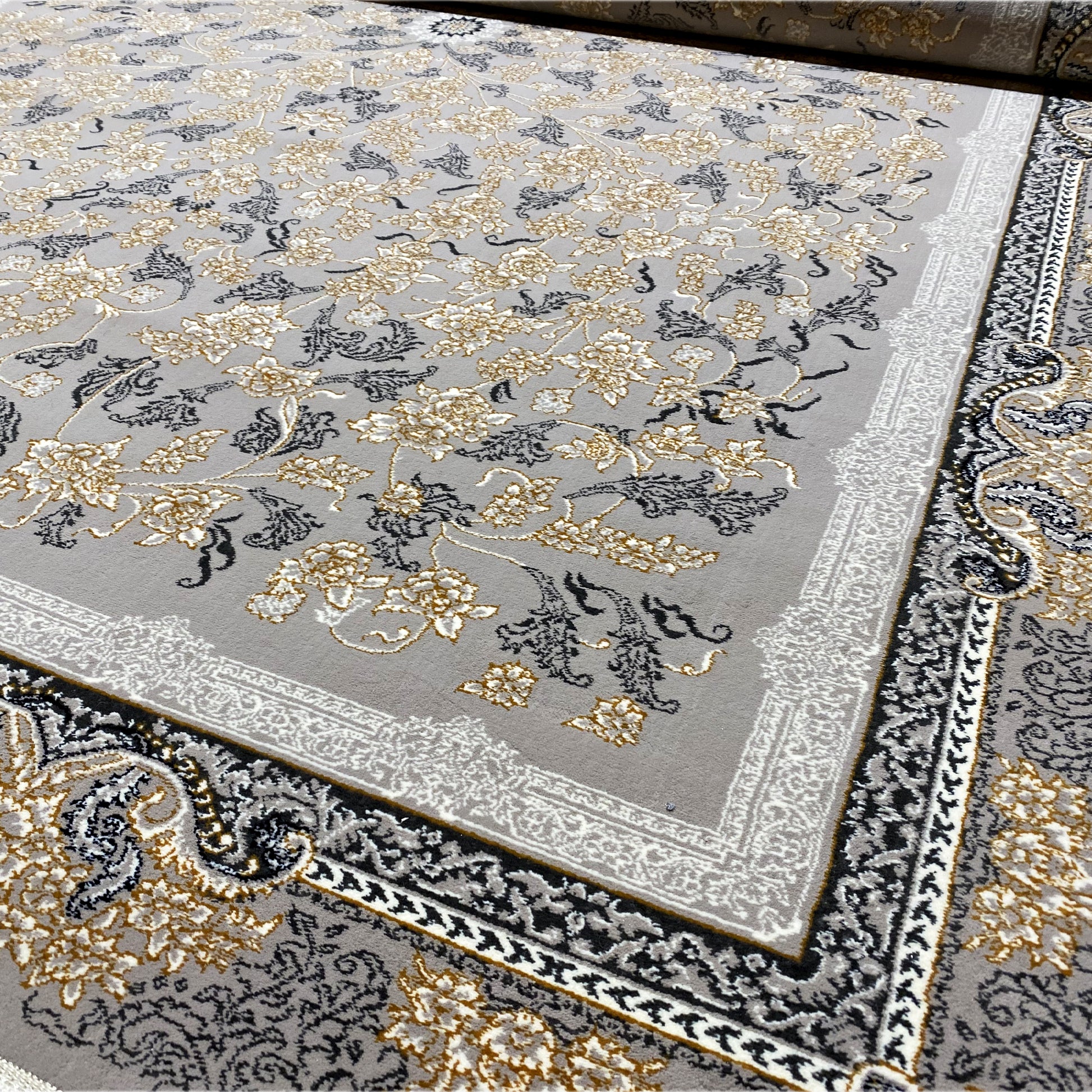 Gewebter Teppich klassisch in Grau mit floralem Muster, inspiriert von Rom.