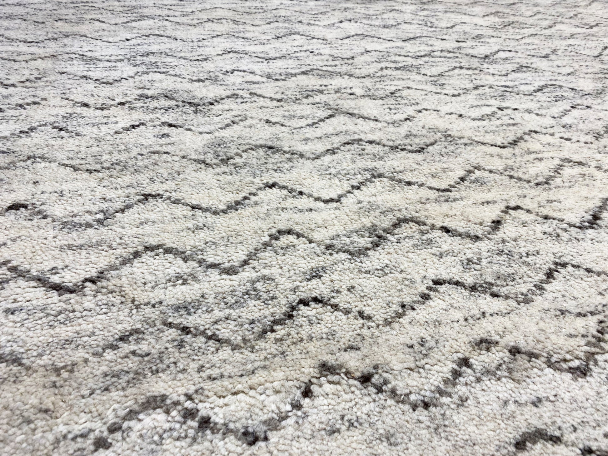 Strukturierter Berberteppich mit dezentem Wellenmuster