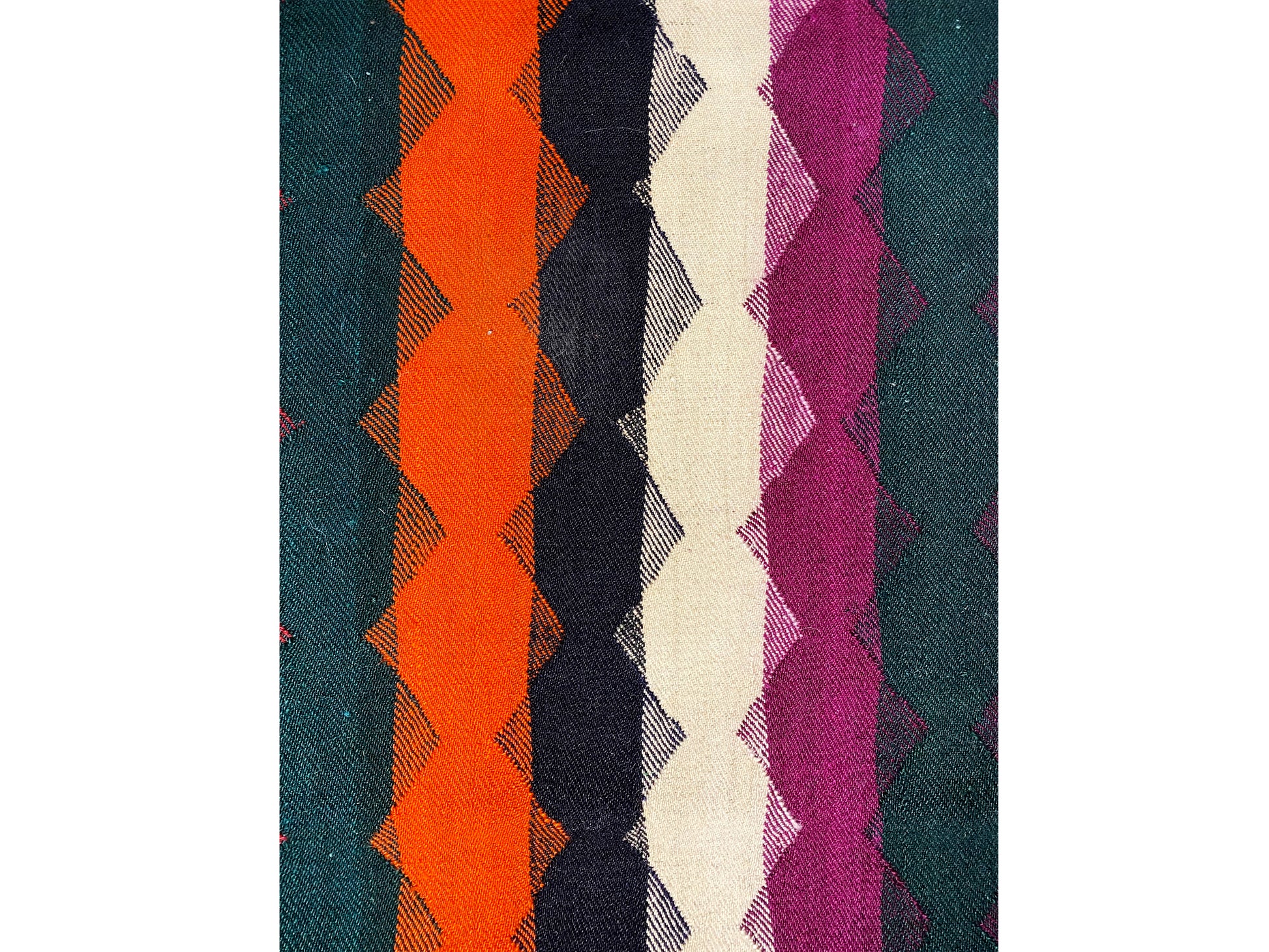 Handgefertigter Teppich in leuchtenden Farben